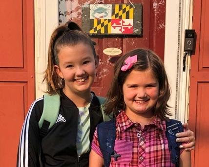 摩根和她的妹妹在上学前合影
